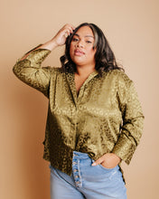 Cargar imagen en el visor de la galería, Silk Olive Cheetah - Shopsurgeclothing