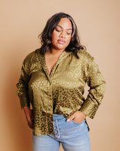Cargar imagen en el visor de la galería, Silk Olive Cheetah - Shopsurgeclothing