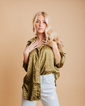 Cargar imagen en el visor de la galería, Silk Olive Cheetah - Shopsurgeclothing