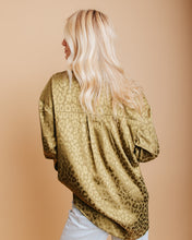 Cargar imagen en el visor de la galería, Silk Olive Cheetah - Shopsurgeclothing