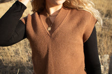 Cargar imagen en el visor de la galería, Field Sweater Vest - Shopsurgeclothing
