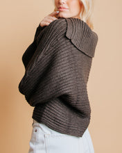 Cargar imagen en el visor de la galería, Collared Sweater - Shopsurgeclothing
